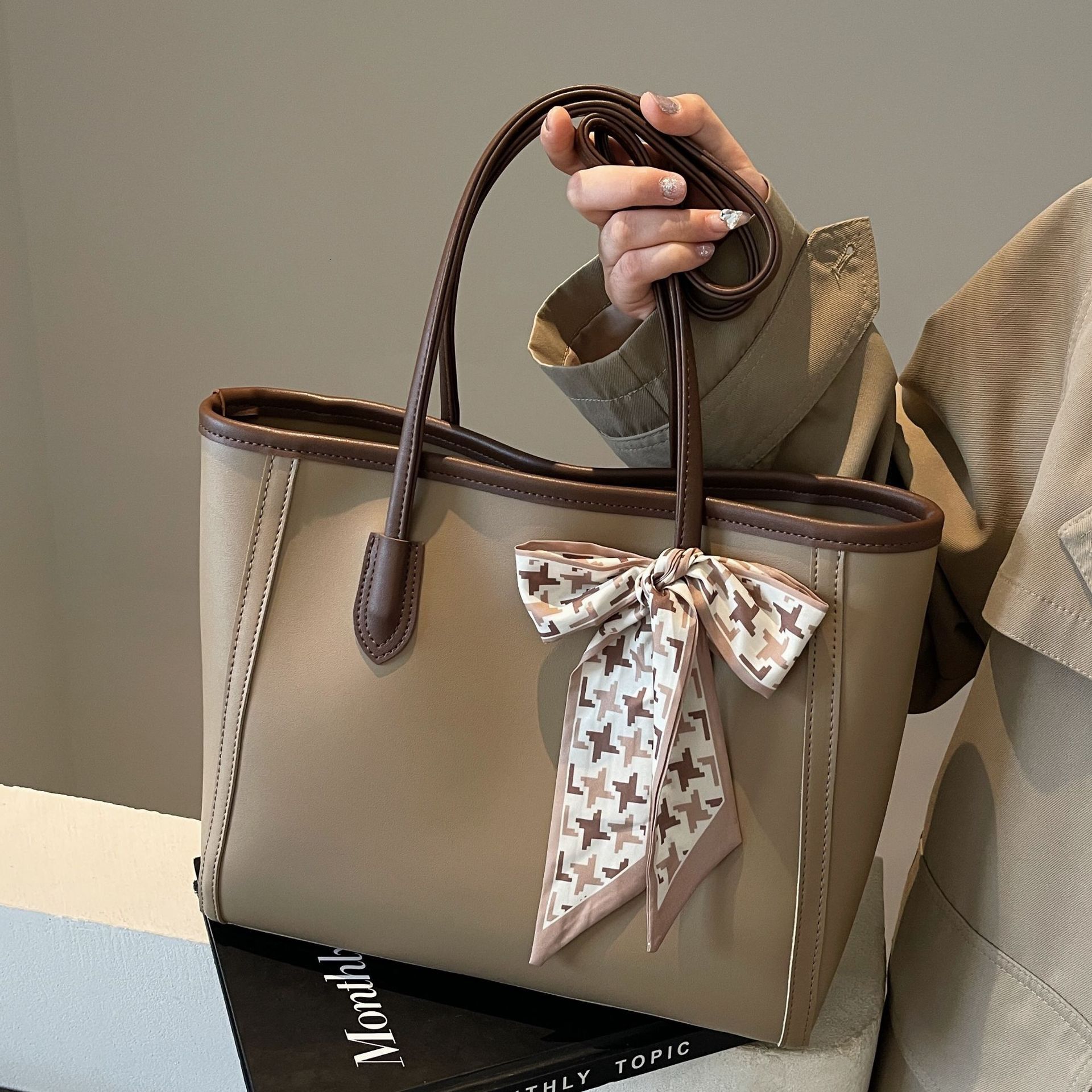 designer Large Capacity Scarf Bag for Women 2025 New Office Commuter Shoulder Bag High-end Versatile Casual Tote Bag