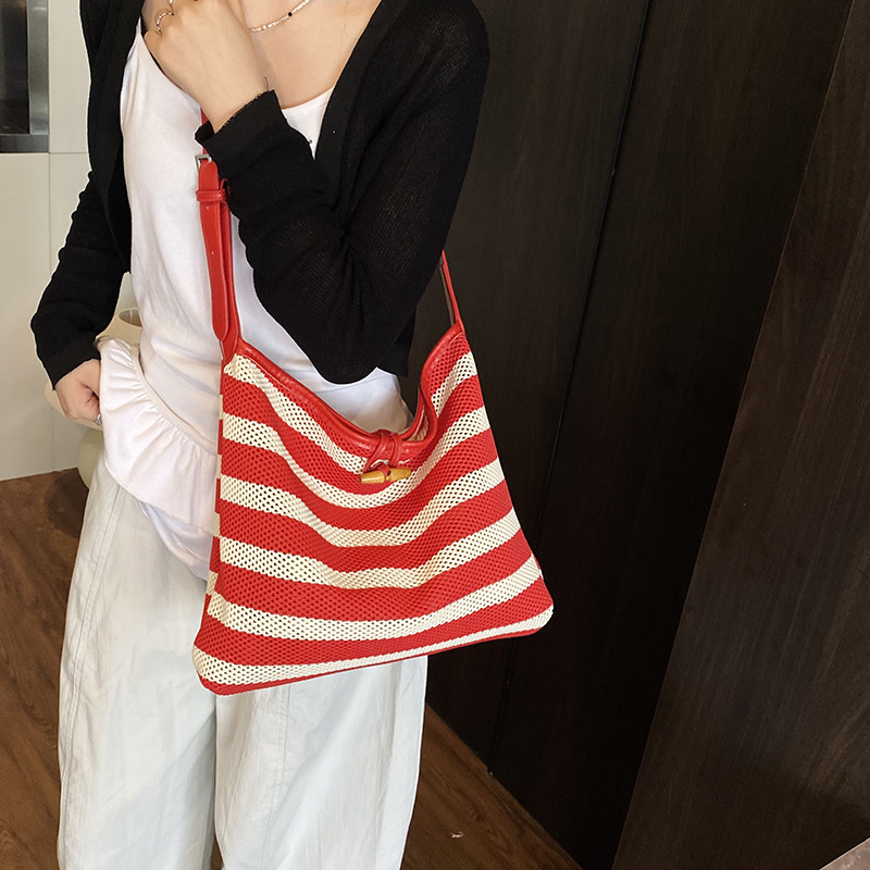 designer Large Capacity Striped Hollow Out Bag for Women Summer 2025 New Casual Shoulder Crossbody Bag Hot Style Mother and Child Bucke