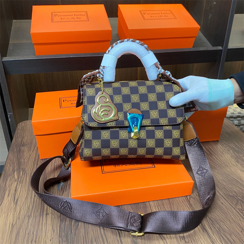 hot free shipping designer Shoulder shoulder for woman Spring and summer classic daily outfit flap casual cross bag black brown
