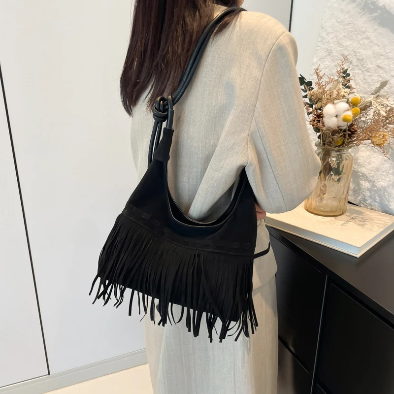 Women Suede Shoulder Bag with Tassels Crossbody Bag Adjustable Strap Retro Handbag Solid for Work Travel 250606