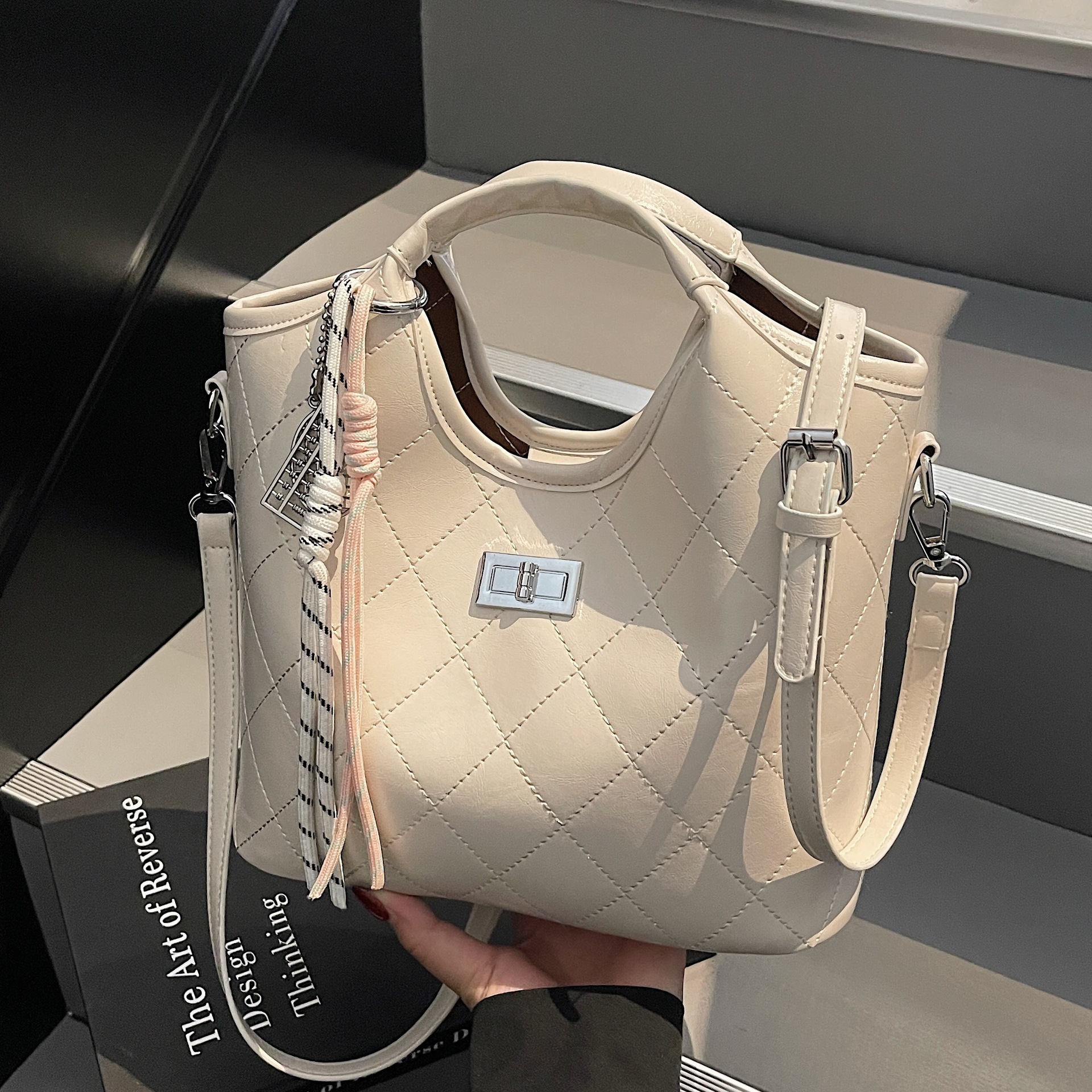 designer High-end Commuter Retro Bucket Bag for Women 2025 New Quilted Handbag Niche Fashion Single Shoulder Crossbody Bag