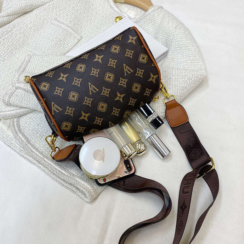 Elegant Multi-Pocket Stylish Feminine Handbag Featuring a Spacious Interior - Ideal for Everyday Use by Modern Woman