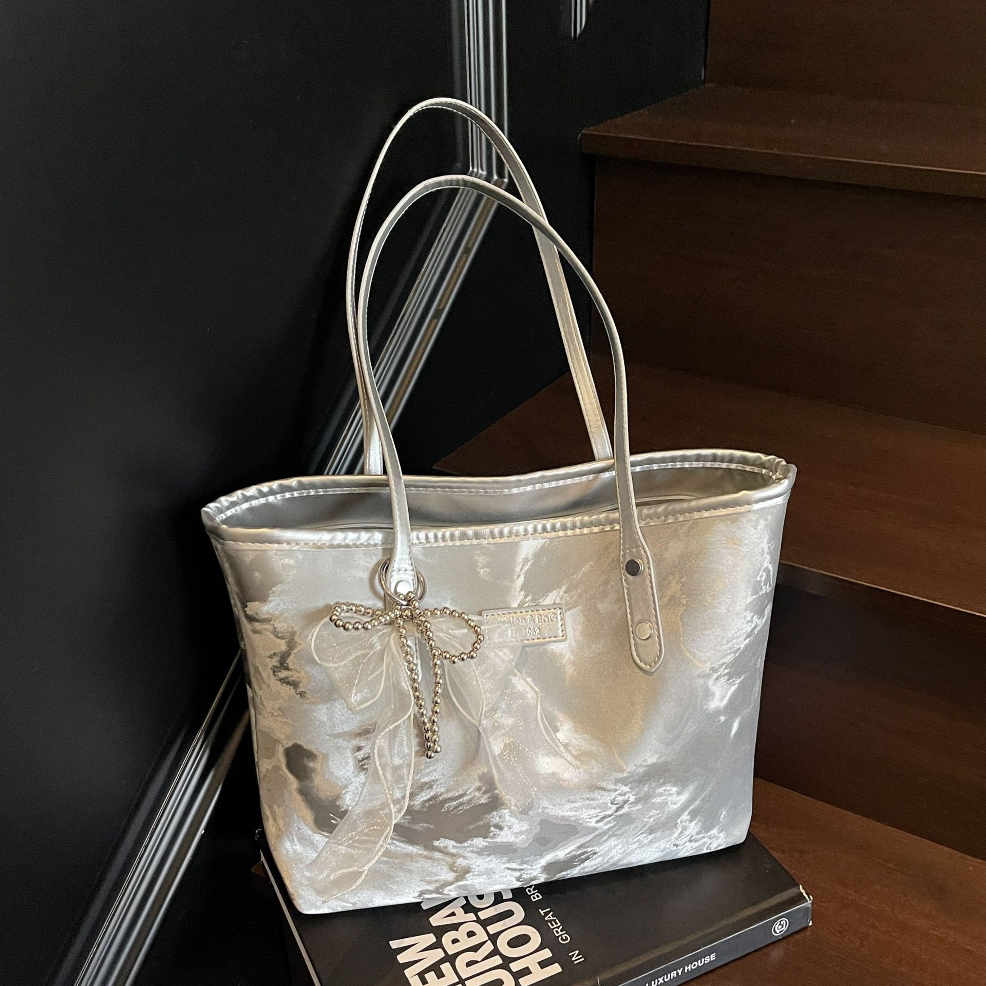 designer Korean Style Fashion Large Capacity Tote Bag Fashion Commuter Bag for Women Summer 2025 New Versatile Shoulder Tot