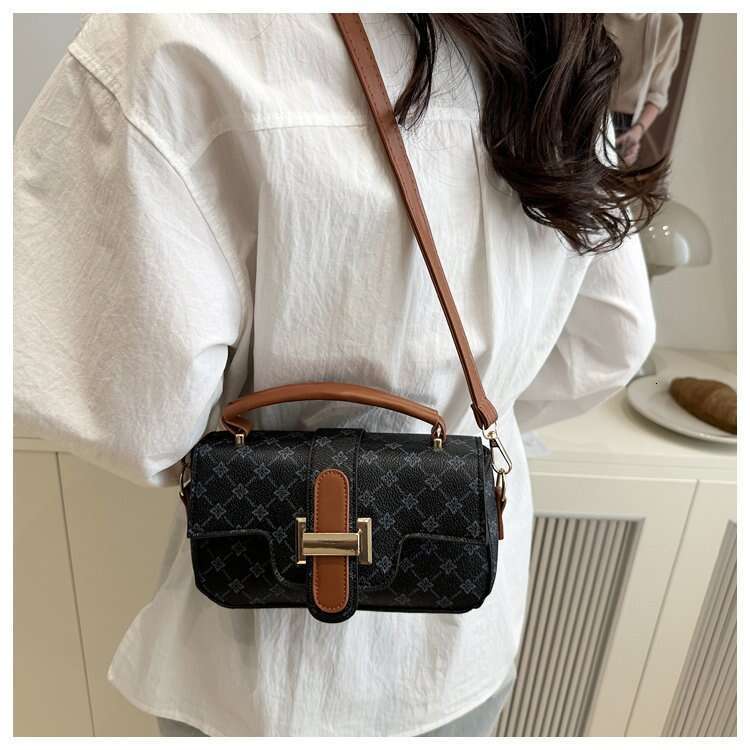 Women's Summer Niche Design 2025 Fashionable Casual Small Square Bag Stylish Shoulder Handbag