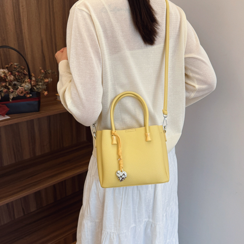 designer Handheld High-End Fashion Bucket Bag 2025 New Korean Style Ins Trend Casual Shoulder Bag Versatile Crossbod