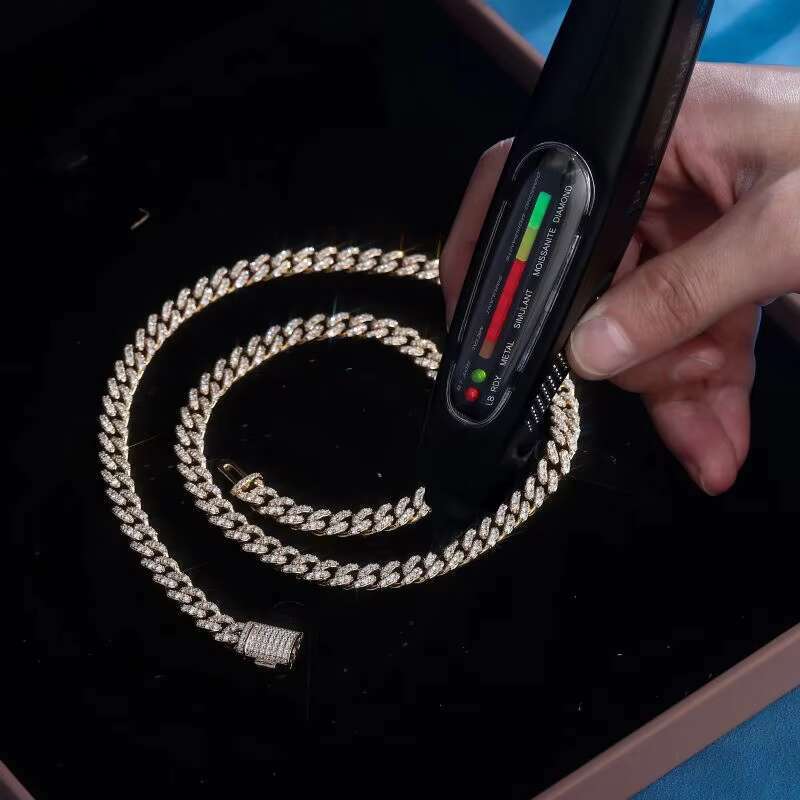 Cuban necklace is selling well. Hip-hop style necklace, suitable for both men and women.