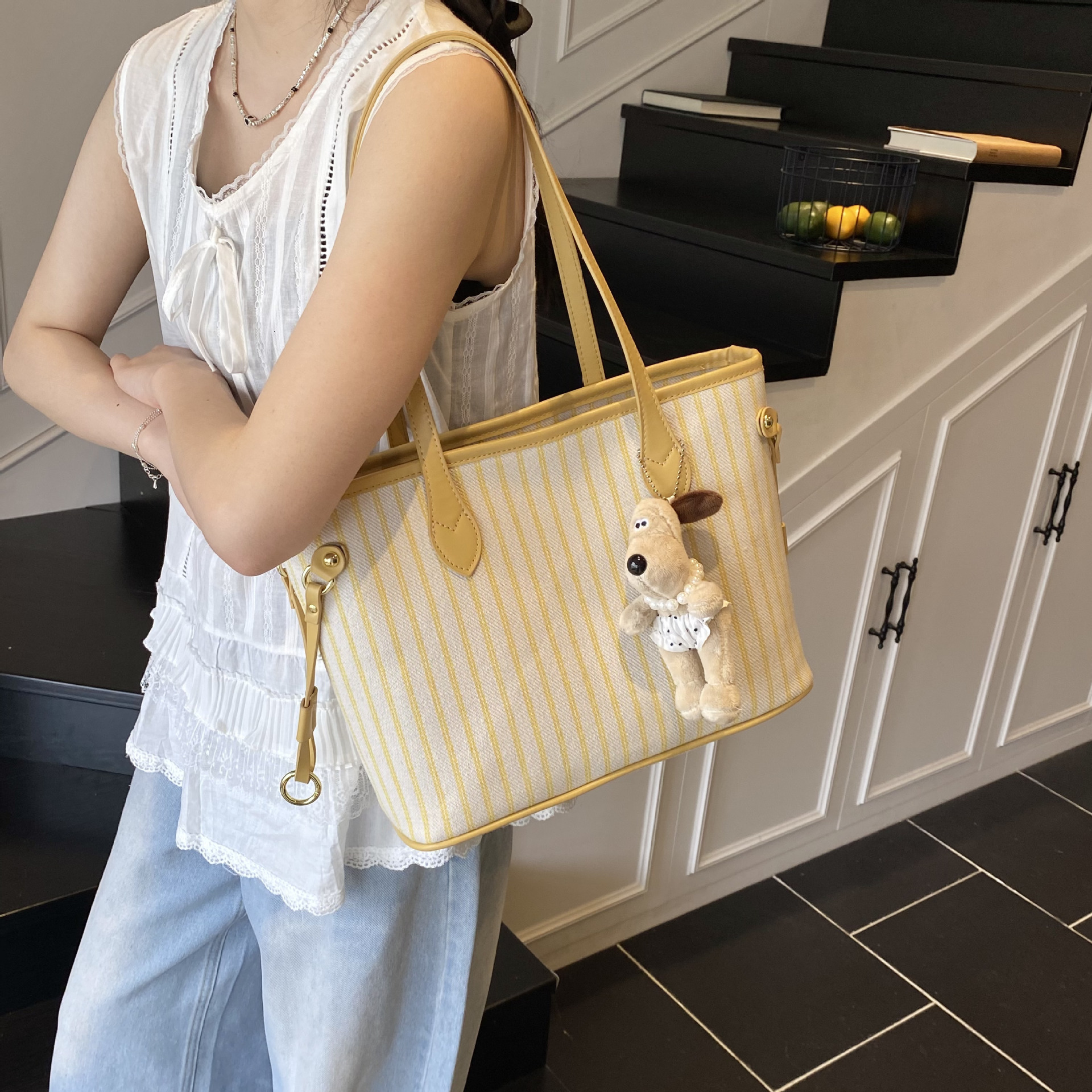 designer Casual Large Capacity Striped Tote Bag for Women 2025 New Trend Versatile Shoulder Bag Lightweight Fashion Bucket Bag