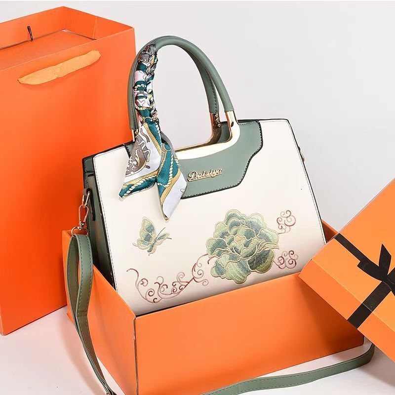 Free Shipping 2025 New Designer Bag Chinese Embroidery Large Capacity Shoulder Bag Luxury Wallet Elegant Women's Handbag