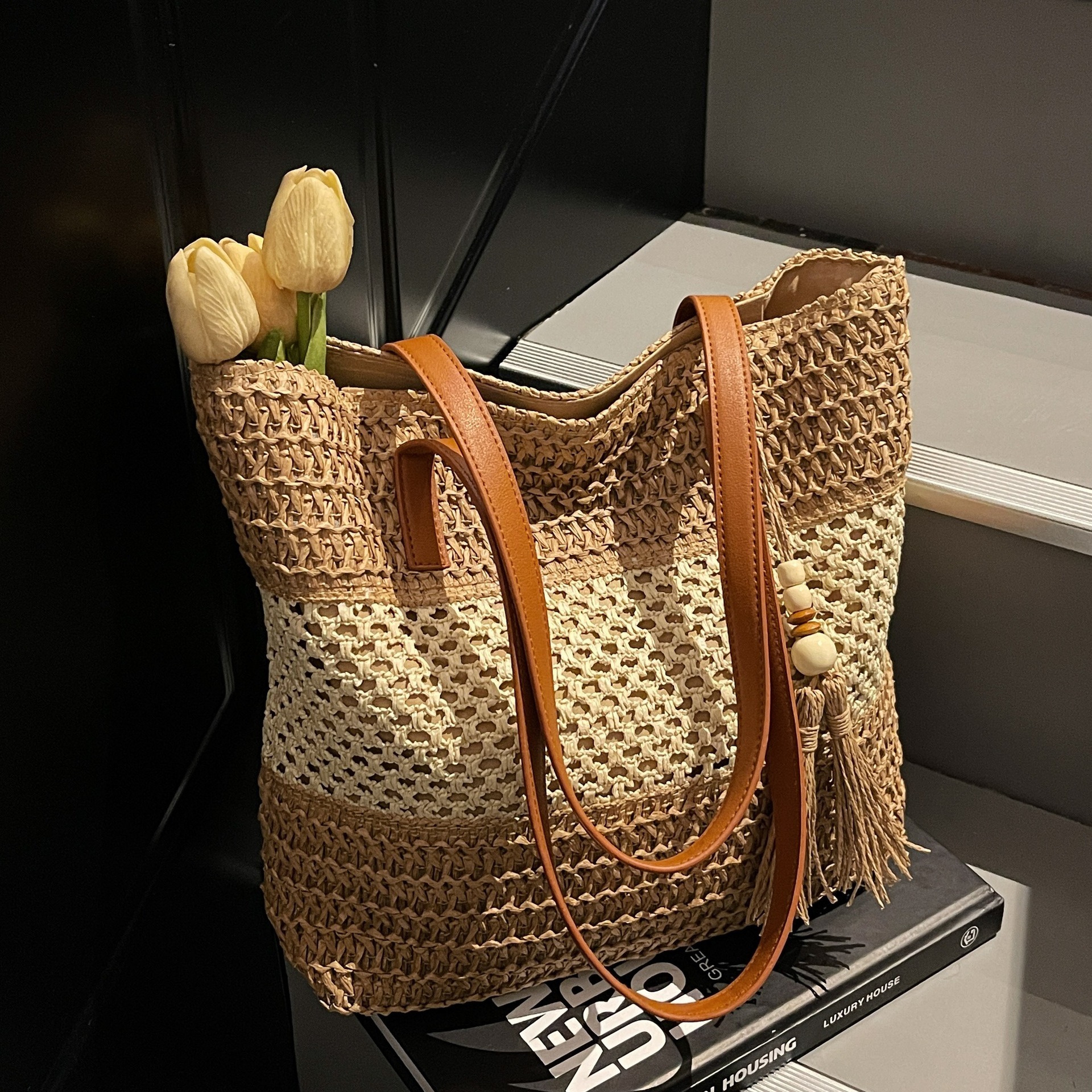 designer Large Capacity Straw Woven Bag for Women 2025 New Fashion Beach Vacation Style Woven Bag High-end Beach Tote Bag