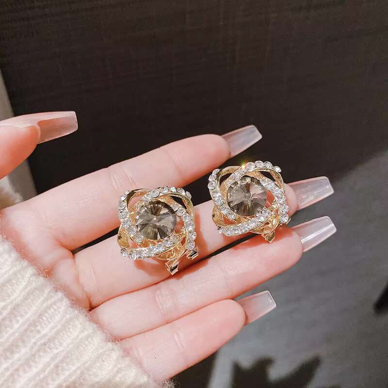 Fashionable and delicate golden crystal diamond earrings with inlaid stones for daily wear by ladies; wedding jewelry for the bride.