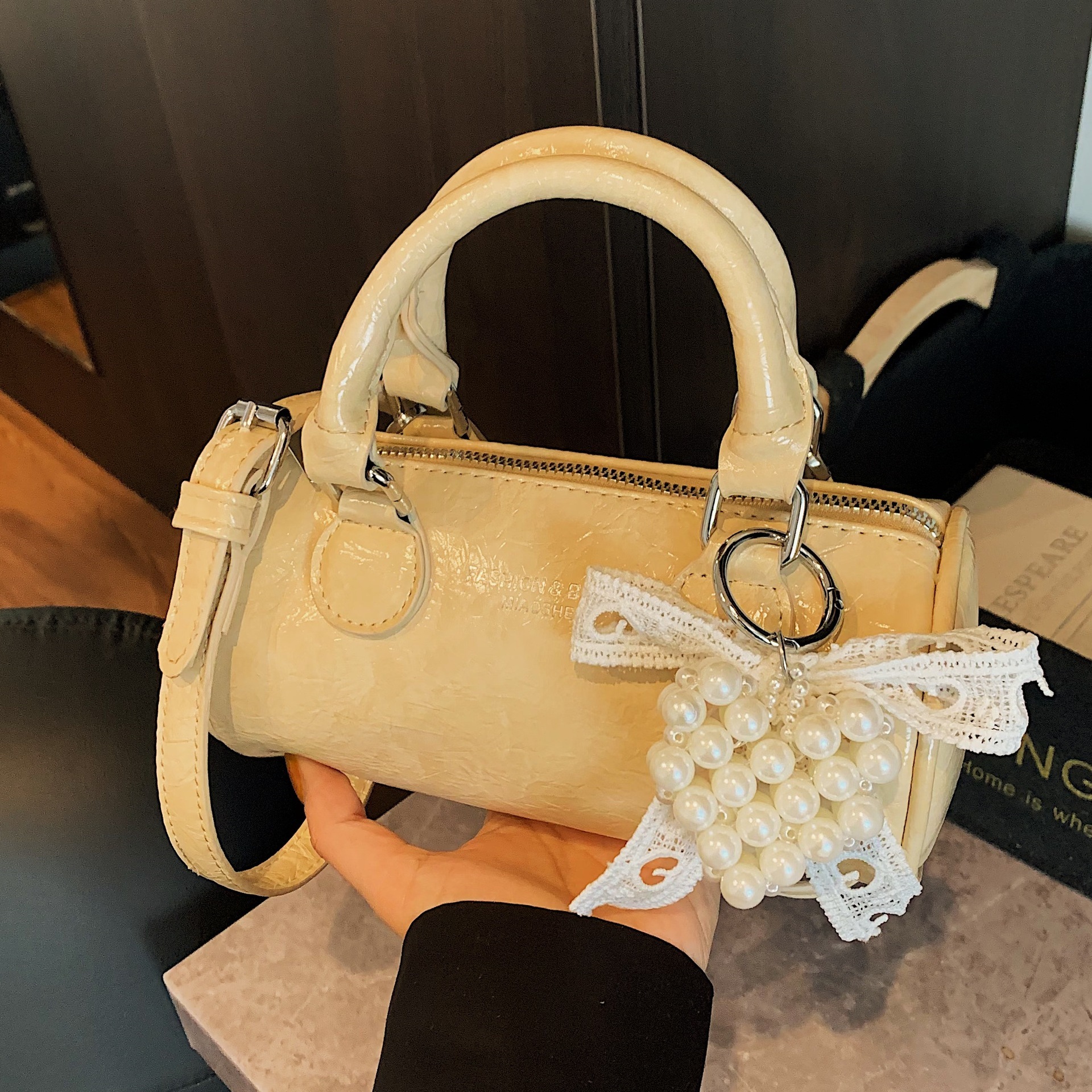 designer Niche Design High-End Handheld Small Bag for Women 2025 New Versatile Cylinder Bag Simple Shoulder Crossbody Women's Bag