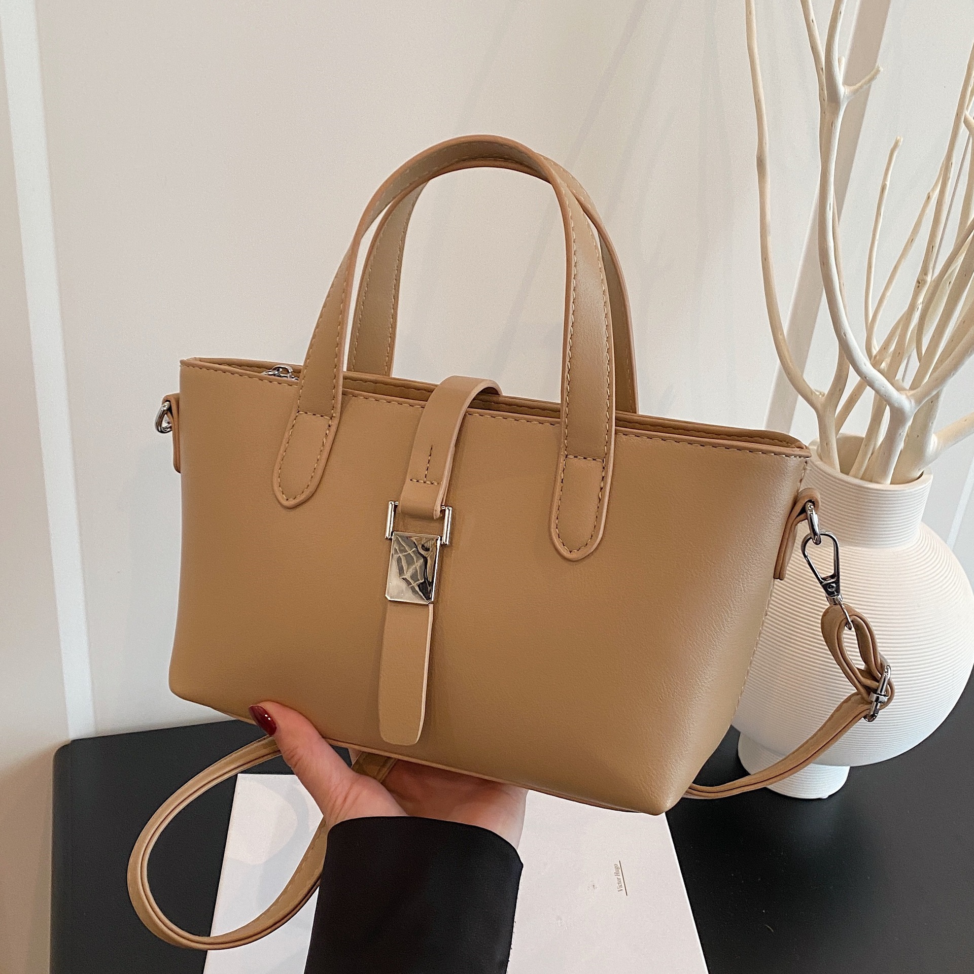 designer Vintage Niche High-End Tote Bag for Women 2025 New Versatile Fashion Handbag Shoulder Crossbody Bucke