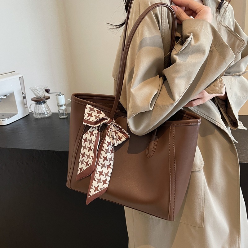 designer Large Capacity Scarf Bag for Women 2025 New Office Commuter Shoulder Bag High-end Versatile Casual Tote Bag