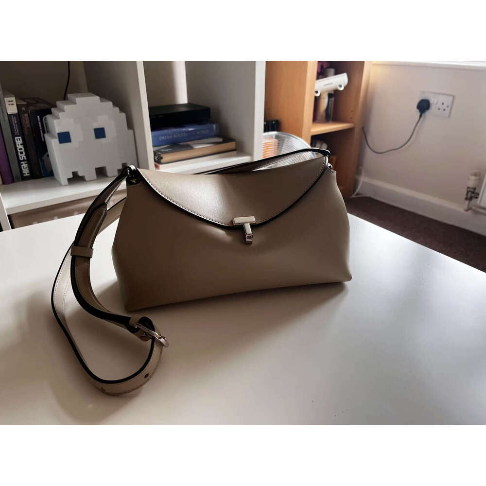Design Sense Women's Autumn Winter Bark Brown T-shaped Lock Texture Leather Clutch Shoulder Bag 2025 New Elegant Unique Style