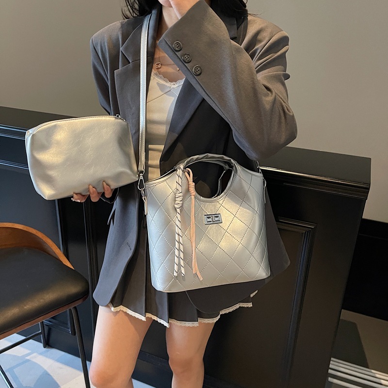 designer High-end Commuter Retro Bucket Bag for Women 2025 New Quilted Handbag Niche Fashion Single Shoulder Crossbody Bag