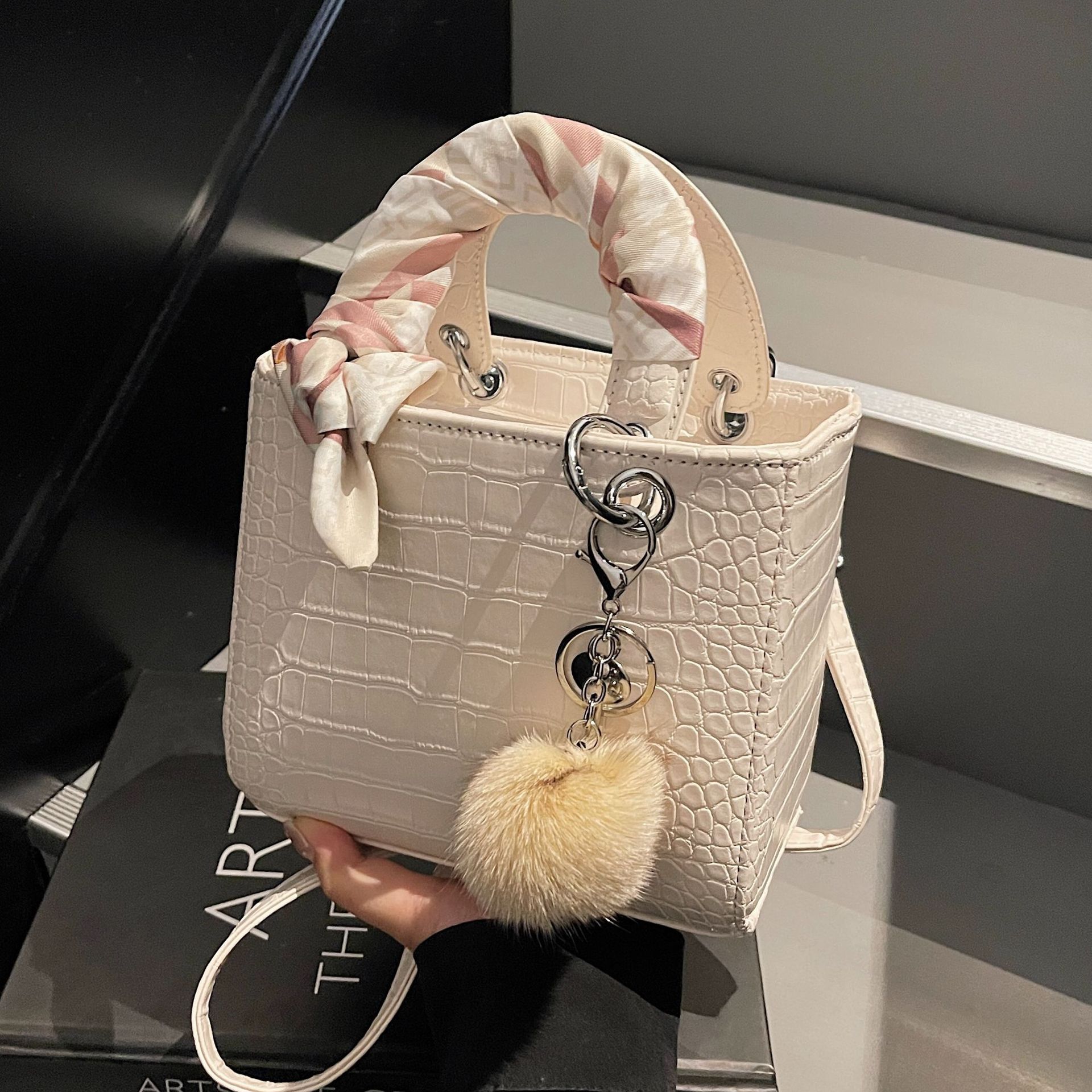 designer Crocodile Pattern Princess Diana Bag for Women 2025 New High-End Niche Luxury Shoulder Bag Versatile Stylish Crossbody Handbag