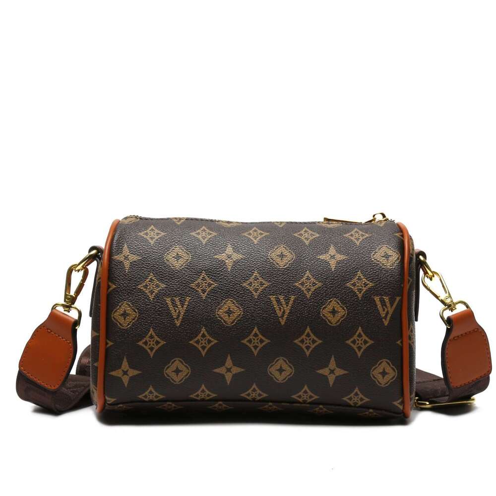 Elegant Multi-Pocket Stylish Feminine Handbag Featuring a Spacious Interior - Ideal for Everyday Use by Modern Woman