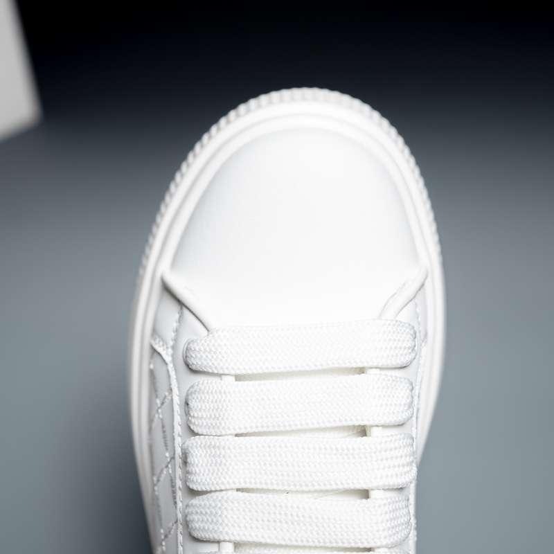 designer Men's shoes 2025, thick-soled white sneakers, Korean version, fashionable and versatile, flat casual sports shoes, three-dimensional che
