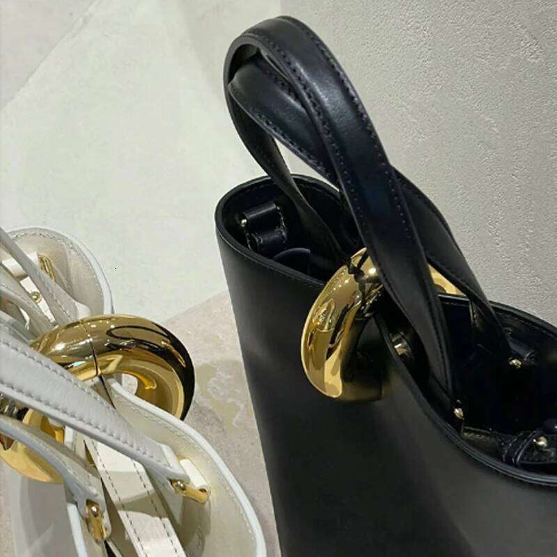 Vintage Women Handbag New Versatile Commuting Style Simple Buckle Shoulder Bag