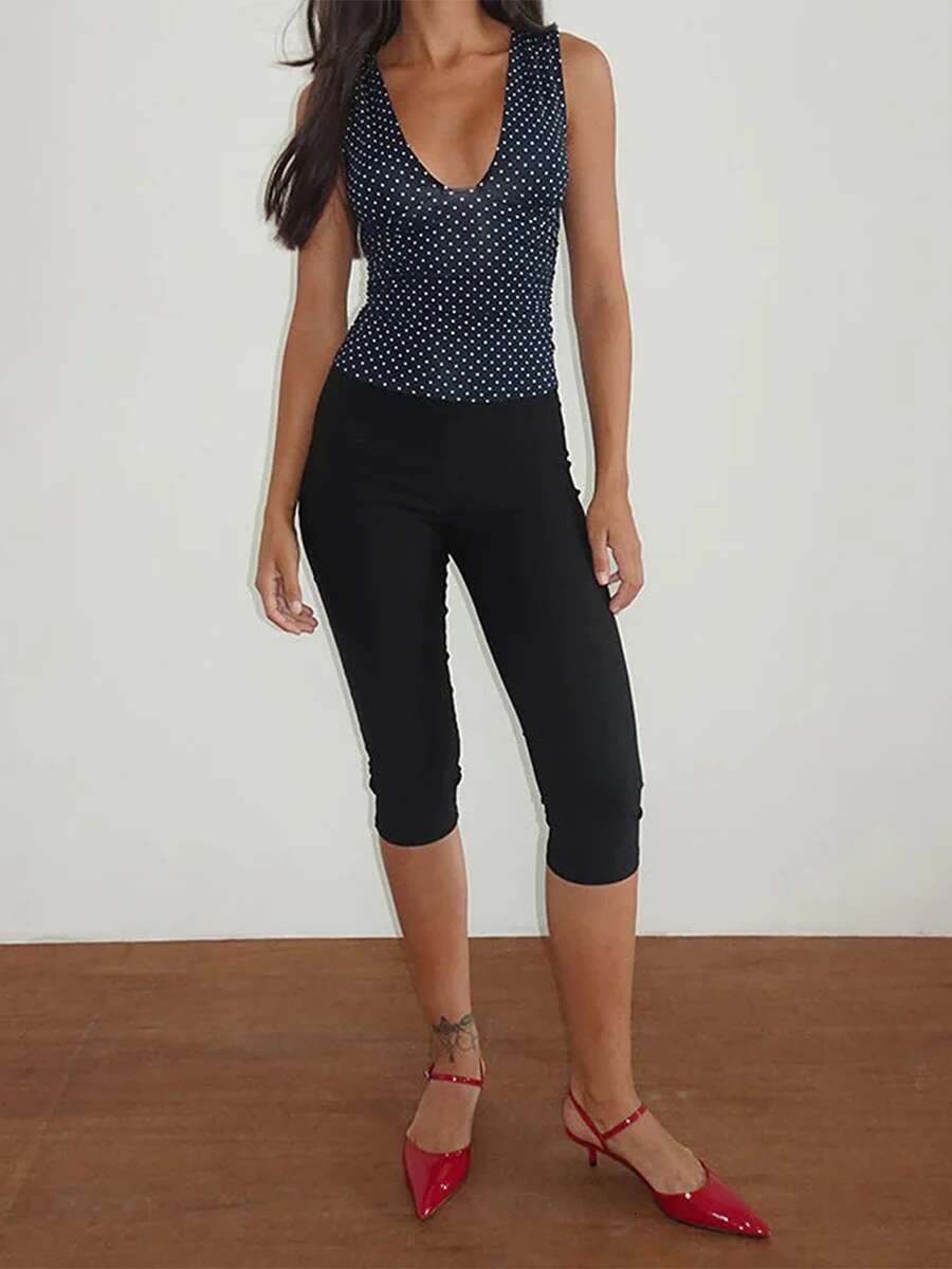 Elegant Floral Print Sleeveless Blouse with v Neckline and Fit Design Perfect for Summer Outfits and Casual Wear