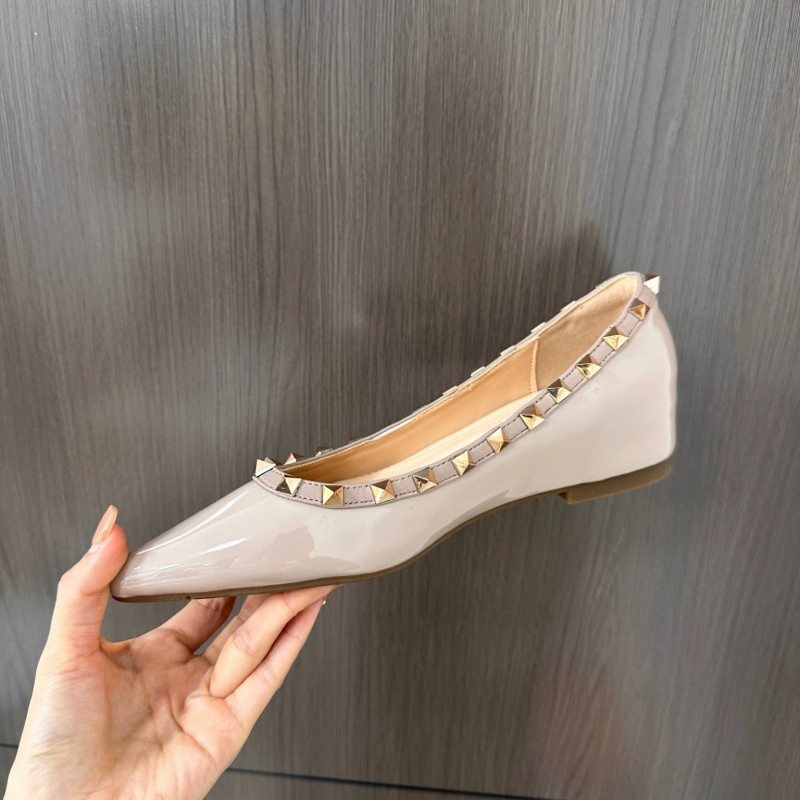 2025 free shipping fashion luxury designer French women's shallow mouth patent leather soft soled flat slippers nude color