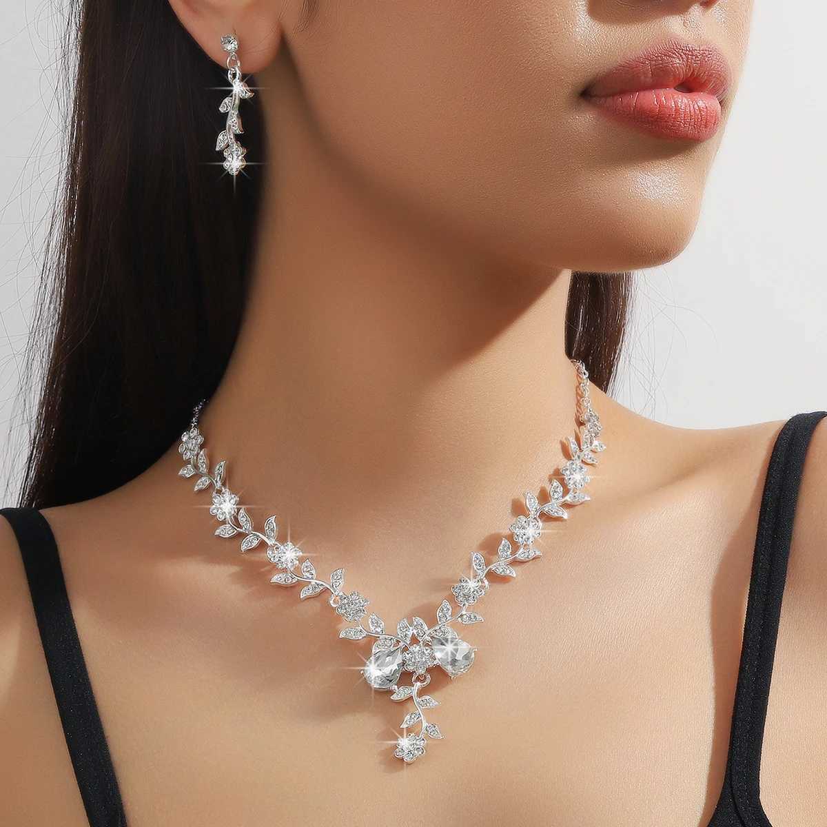 3PC Womens Fashion Trend Small Flower Water Drop Necklace Earrings Jewelry Set Wedding Banquet Party Festival Gift Z250607