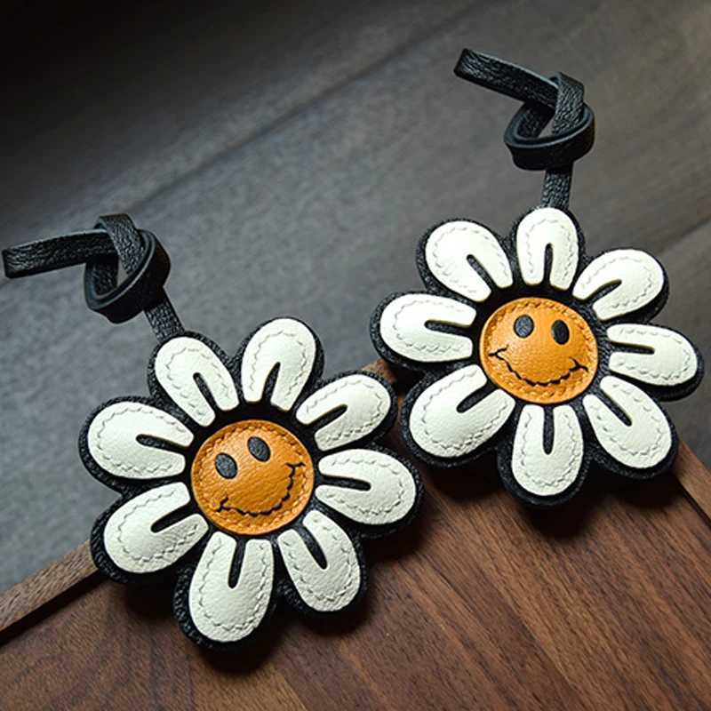 Handmade Leather Smile Sunflower Bag Charm KeyRing Key Chain Bags Pendant Keychain Handbag GirlS Gift Birthday Lovely Cute XJ250607