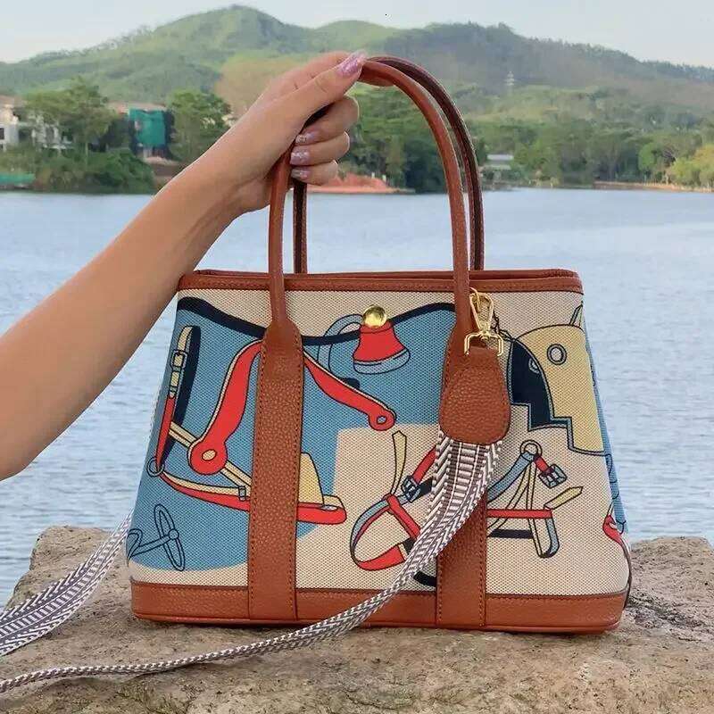 Classic Vintage Style Canva Women's Handbag Large Capacity Floral Print Tote Fashionable Shoulder Bag With Internal Pocket