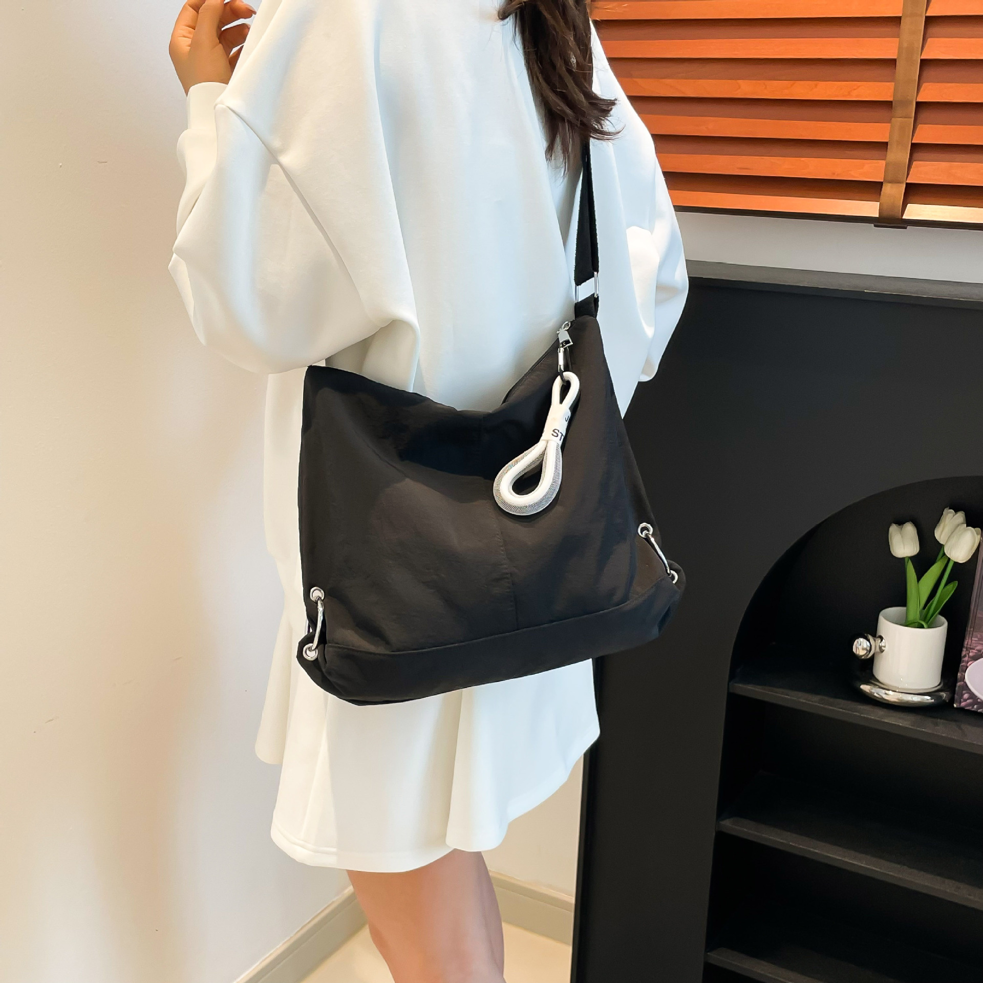 designer Korean Style Large Capacity Tote Bag for Women 2025 New Fashion Simple Crossbody Bag Lightweight Versatile Commuter Shoulde