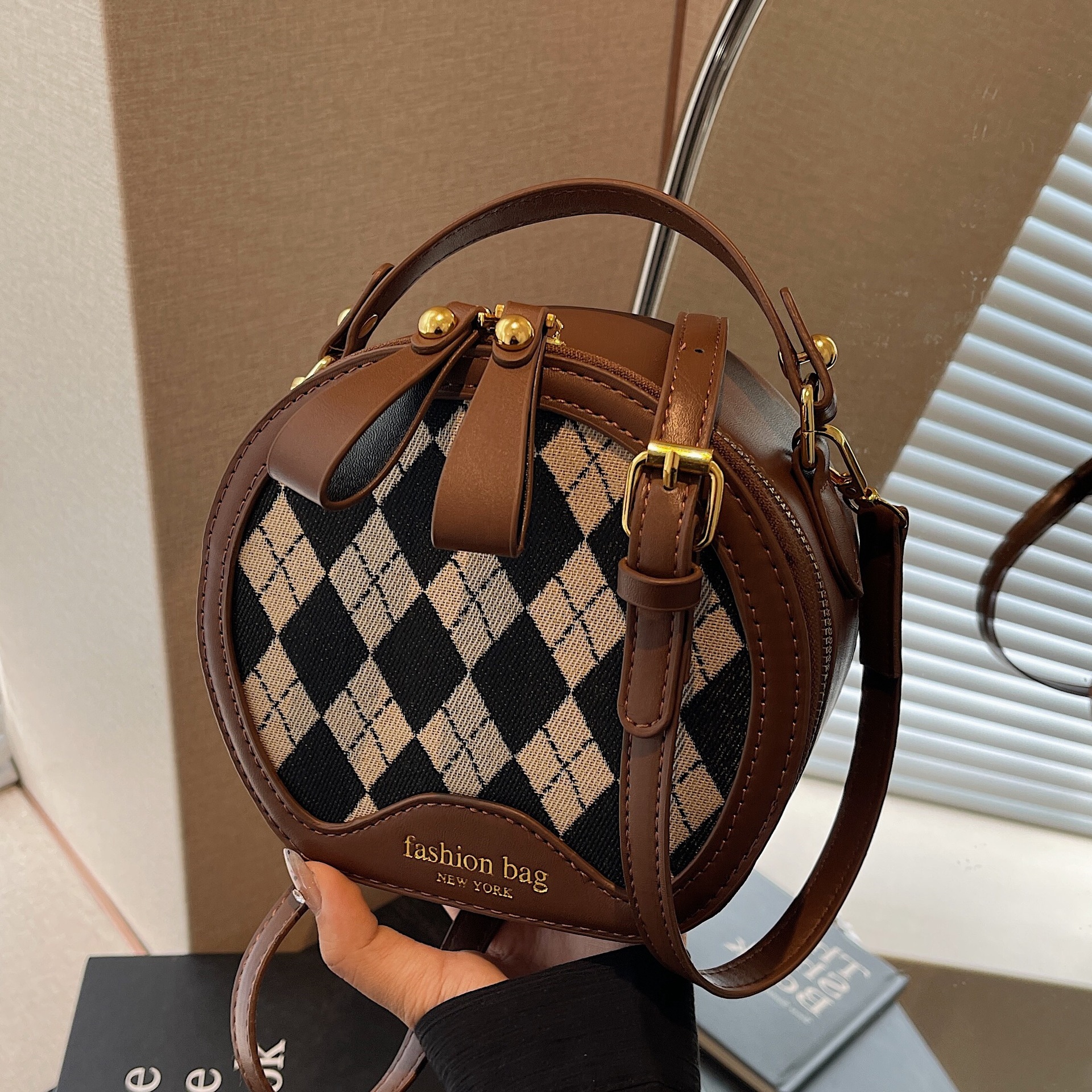 designer High-end Retro Quilted Bag 2025 New Fashion Handheld Round Bag French Niche Crossbody Small Round Bag for Women
