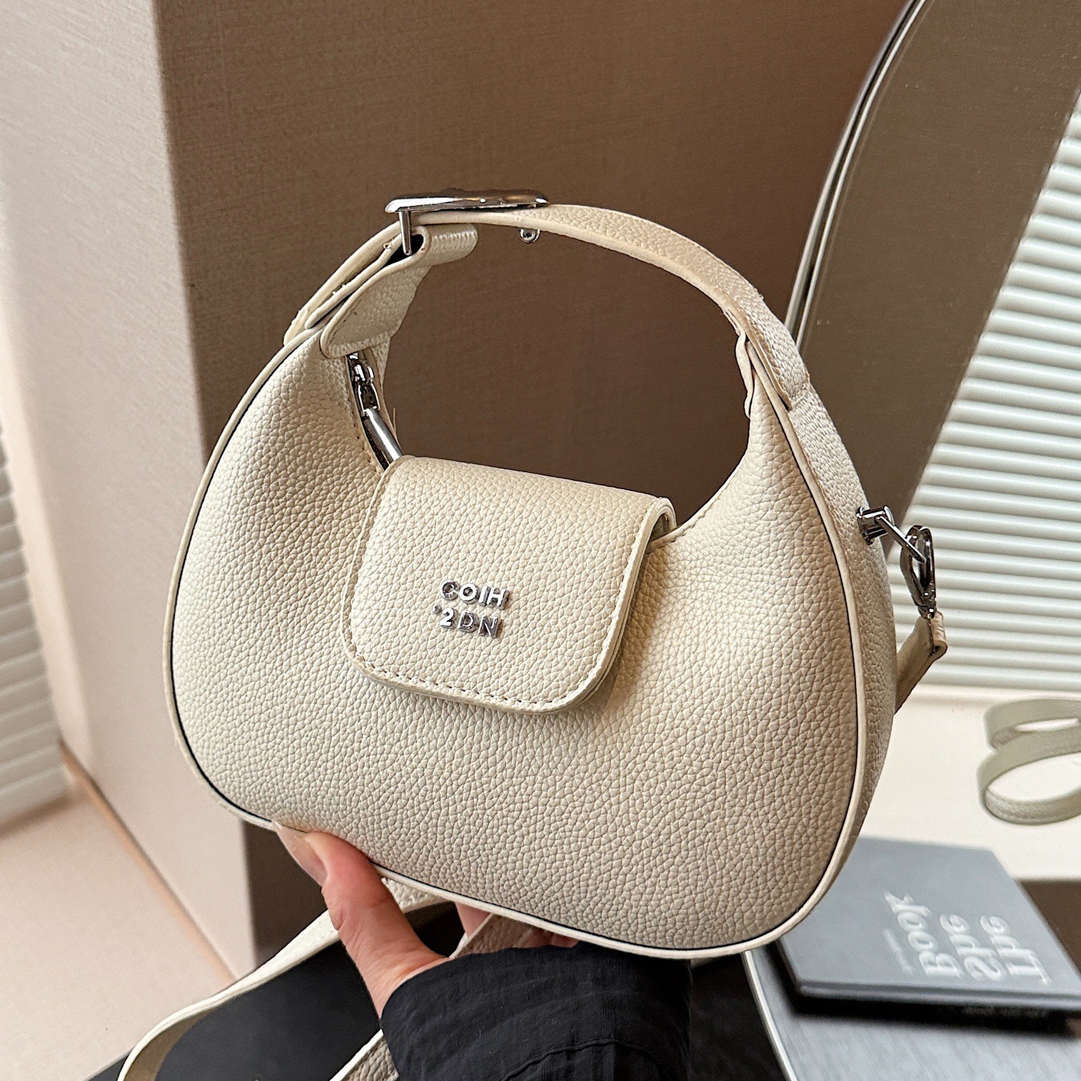 designer 2025 Summer New French Style Niche Casual High-end Underarm Small Bag Versatile Simple Solid Color Crossbody Women's Bag