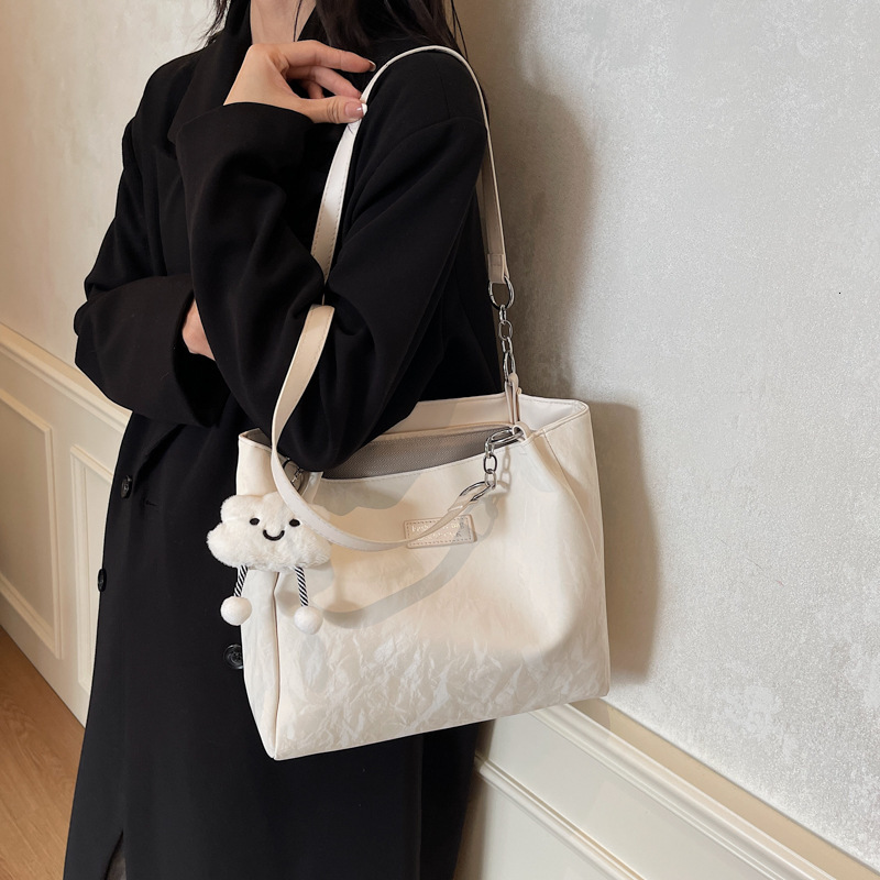 designer Casual Simple Underarm Bag 2025 New Versatile Fashion Commuter Shoulder Bag High-end Large Capacity Tote Bag for