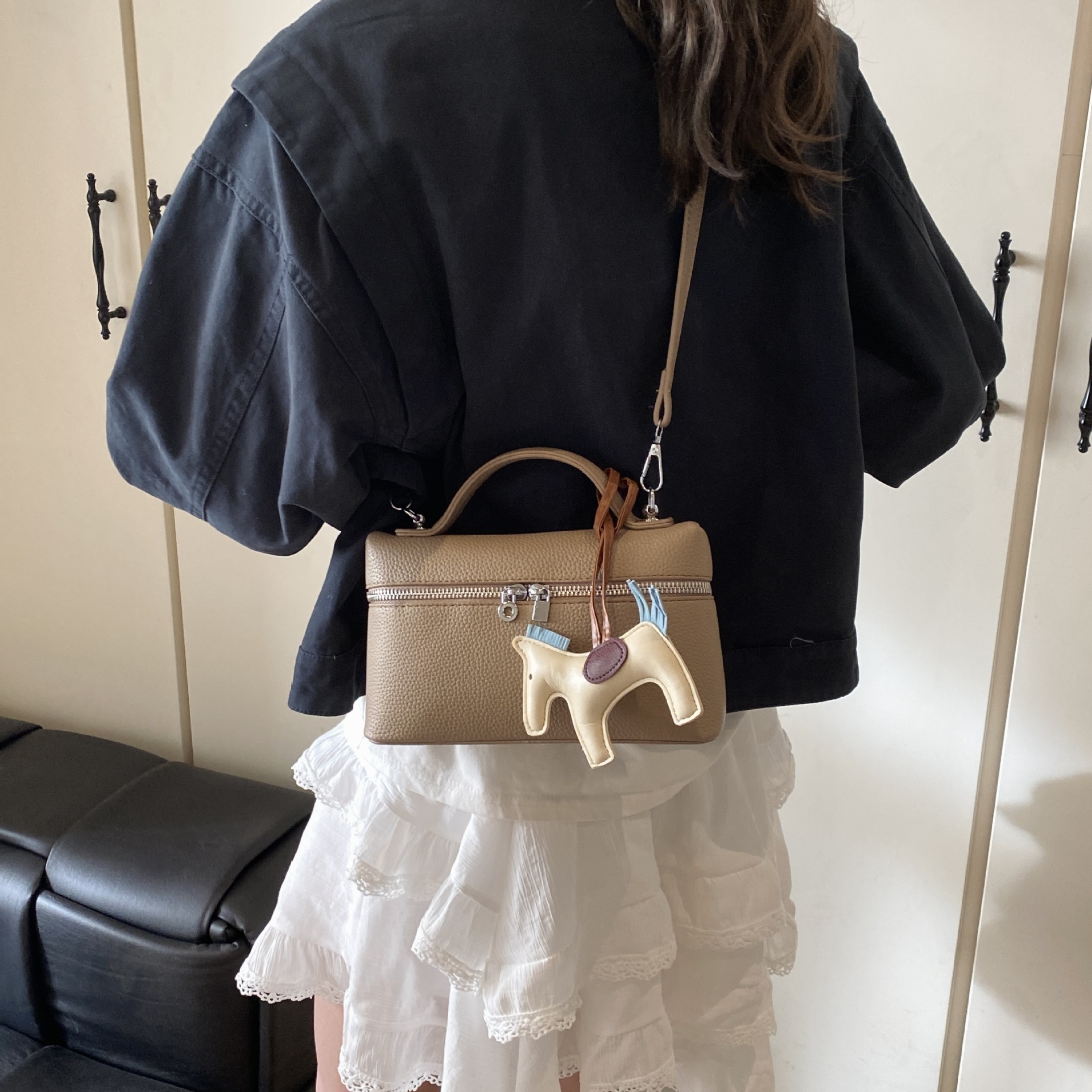 designer High-end Handheld Lunch Box Bag 2025 New Women's Bag Summer Trendy Textured Handbag Crossbody Bag Commuter Women's Bag