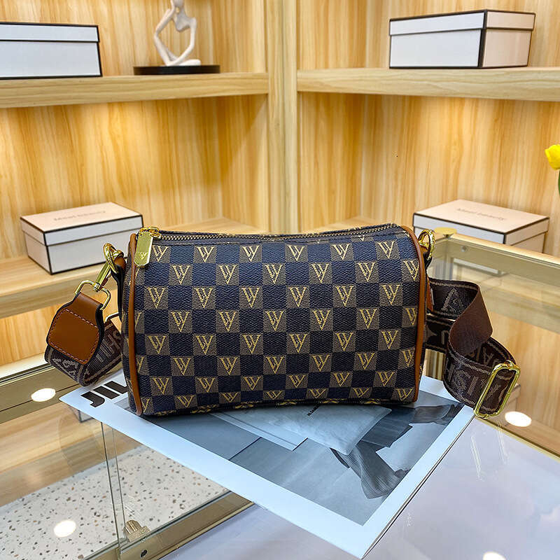 Elegant Multi-Pocket Stylish Feminine Handbag Featuring a Spacious Interior - Ideal for Everyday Use by Modern Woman