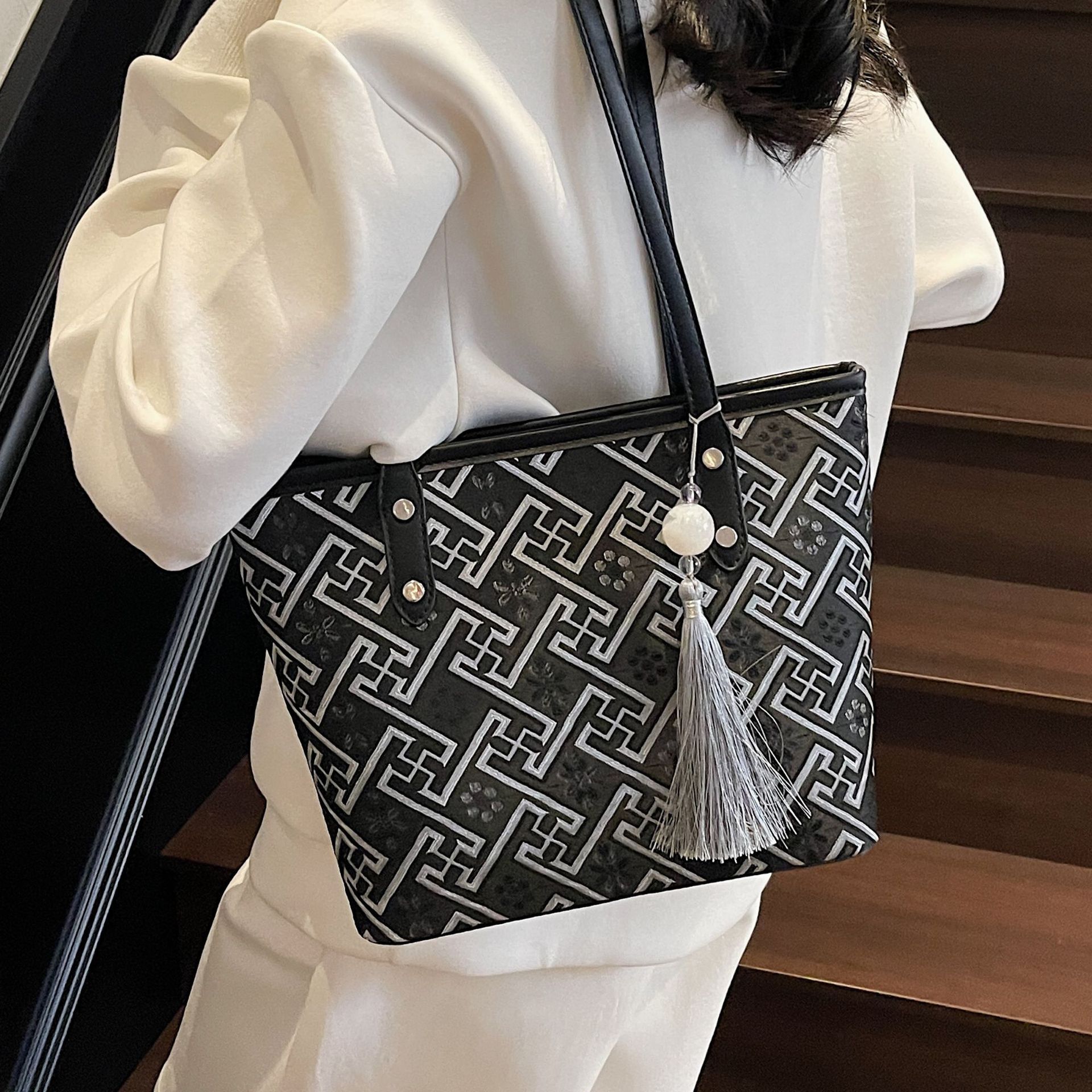 Luxury Brand Designer Bag Wanji Pattern Handheld Tote Bag 2025 New Ethnic Style Commuter Large Bag Light Luxury Fashion Large Capacity Single Shoulder