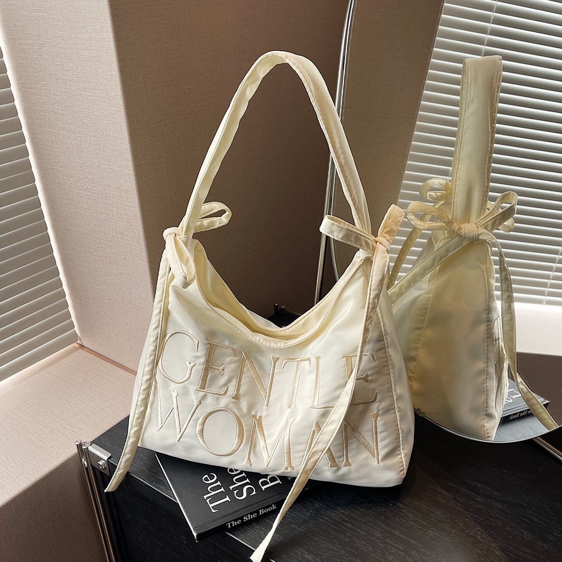 designer Large Capacity Casual Embroidered Letter Shoulder Underarm Bag for Women 2025 New Versatile Commuter Handheld Tote Bag