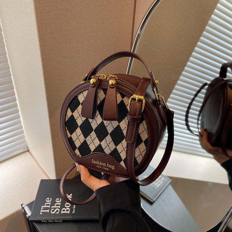 designer High-end Retro Quilted Bag 2025 New Fashion Handheld Round Bag French Niche Crossbody Small Round Bag for Women