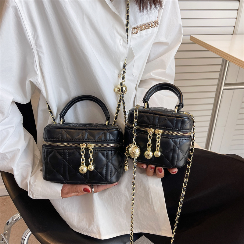 designer Niche Fashion Quilted Shoulder Bag 2025 New Spring Chain Handbag for Women Korean Style Trendy Crossbody Bucket Bag