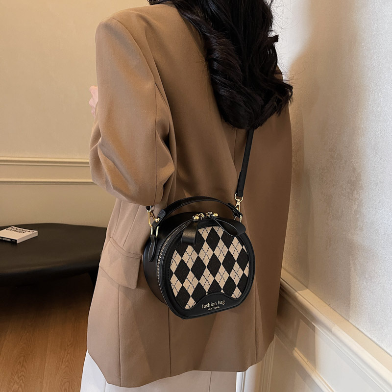 designer High-end Retro Quilted Bag 2025 New Fashion Handheld Round Bag French Niche Crossbody Small Round Bag for Women