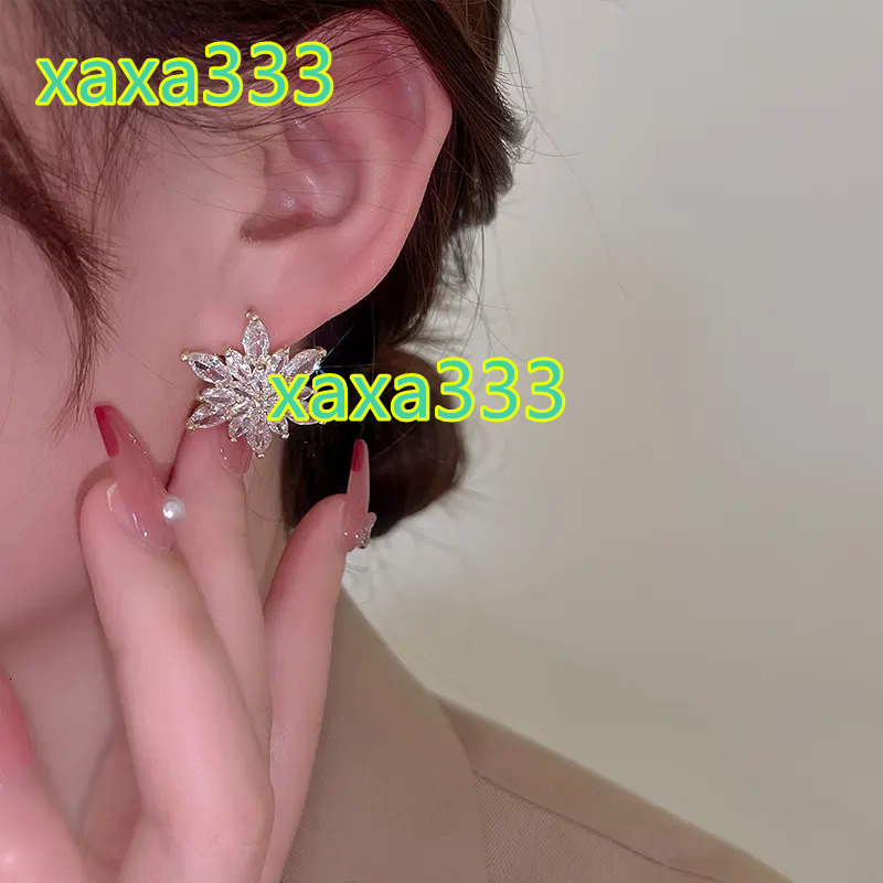 2025 Hot Sale High-end Fashion Personalized Design Fashion Jewelry Luxury Moissanite Flower Earrings Elegant Women's Shining E