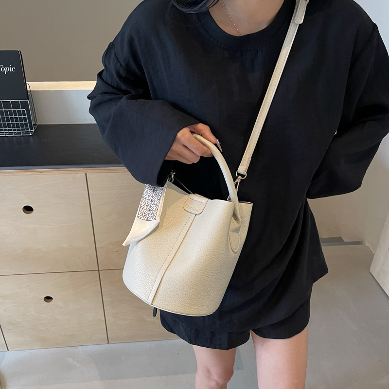 designer Vintage Fashion Handbag 2025 New French Style Fresh Shoulder Crossbody Bag Trendy Hot Style Bucket Bag Women's Bag
