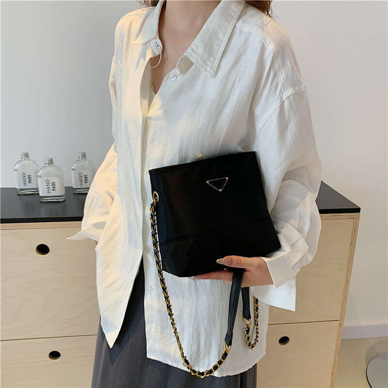 Fashion Simple Shoulder Large Capacity Casual Versatile Underarm Textured Commuter Chain Crossbody Small Square Bag