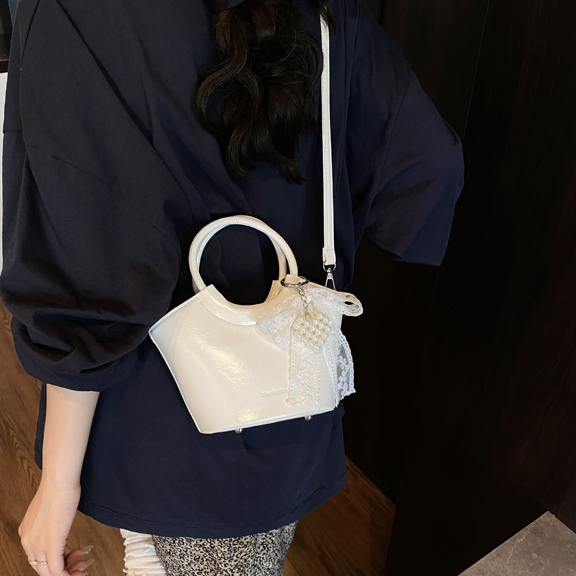 designer Niche Design High-End Sense Round Ring Handbag 2025 New Korean Version Versatile Fashion Single Shoulder Crossbody Bucke