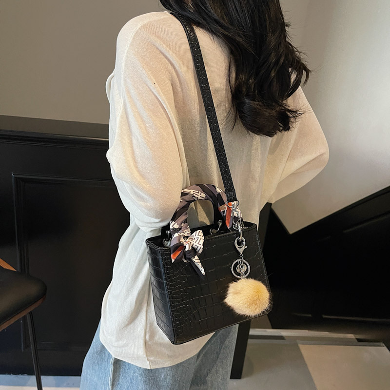 designer Crocodile Pattern Princess Diana Bag for Women 2025 New High-End Niche Luxury Shoulder Bag Versatile Stylish Crossbody Handbag