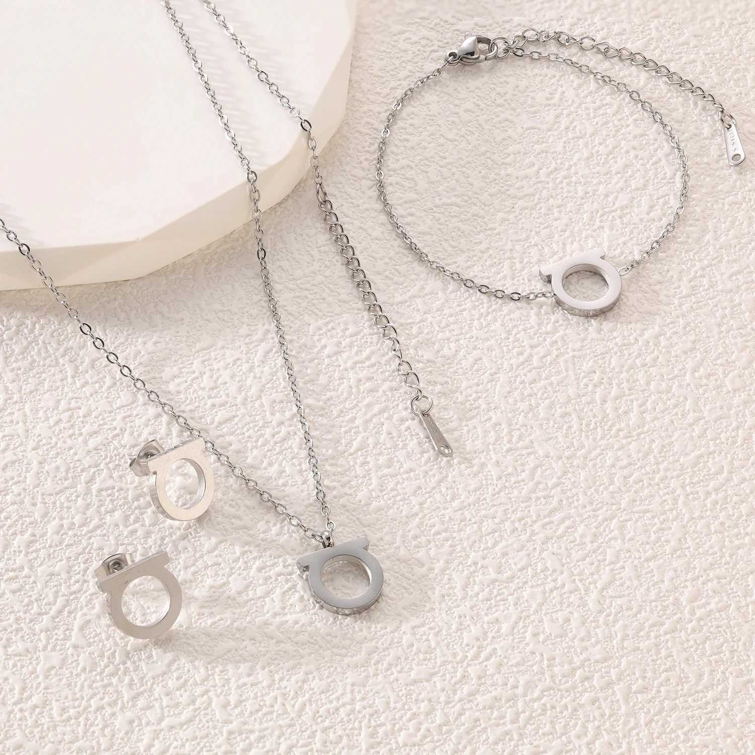 2024 Yeni Scak Sat Basit ngilizce Harf D Kolye Bileklik Kpe Seti Tak Z250607