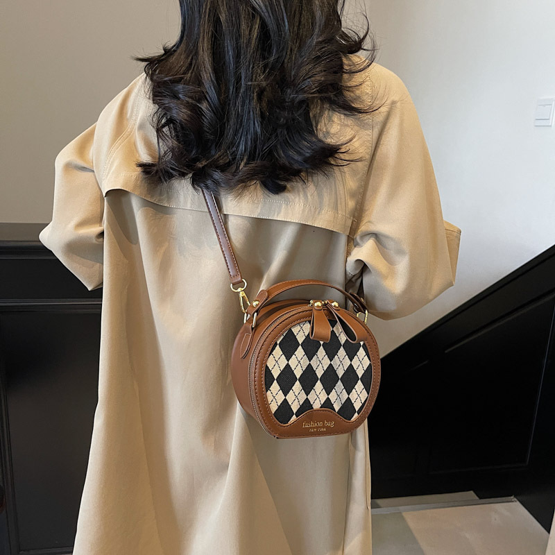 designer High-end Retro Quilted Bag 2025 New Fashion Handheld Round Bag French Niche Crossbody Small Round Bag for Women