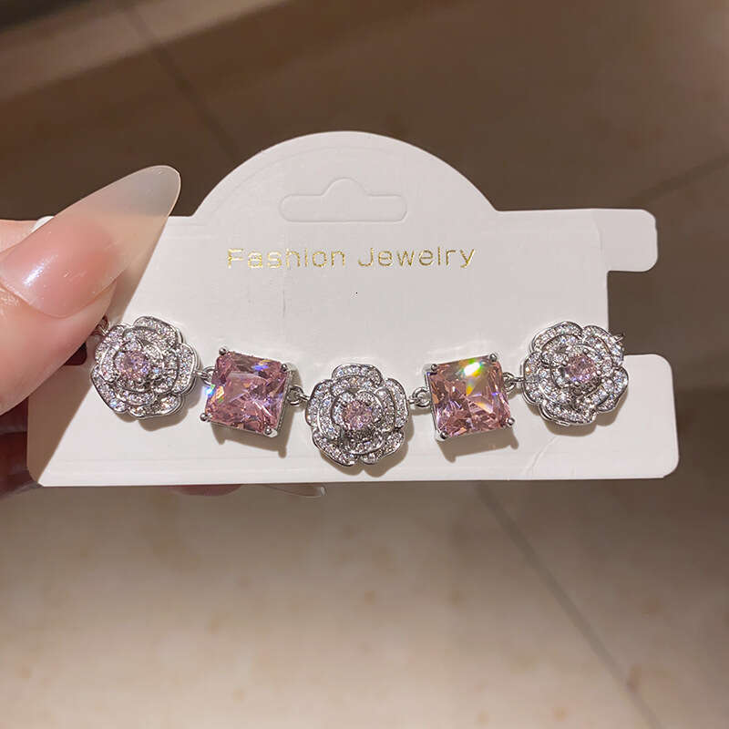 INS HOT Luxury Jewelry Designer Bracelet Zircon Flower Square Necklace Fashion Super Fairy Design Sense Clavicle Chain Forest Style Fresh Sweet Jewelr