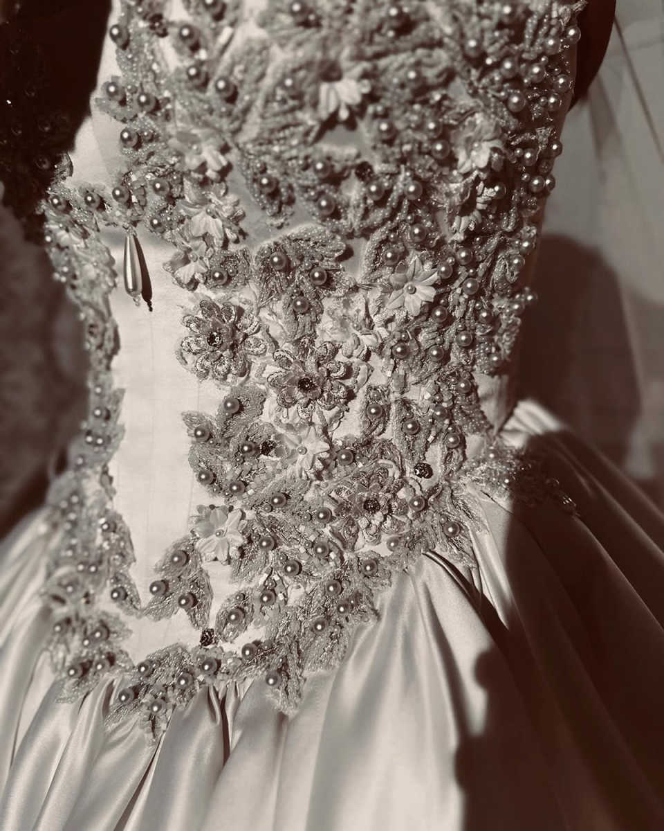 Classic Pearls A Line Wedding Dress With Veil Strapless Sleeveless Appliques Bride Gowns Floor Length Bridal Dresses Customized