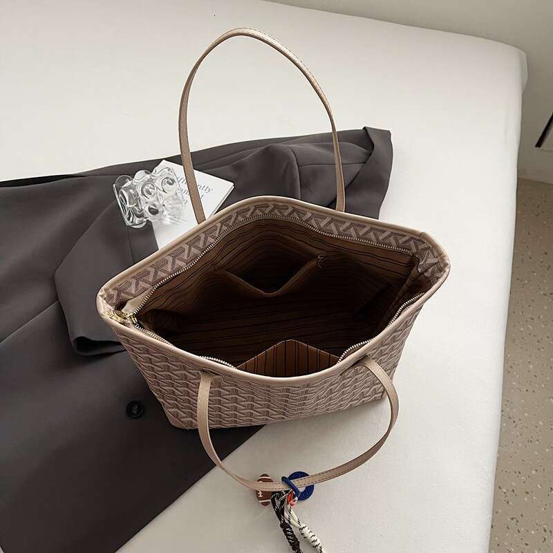 Large Capacity Tote Style Casual Commuter Underarm Korean Trendy Fashion Bag for Women New Model