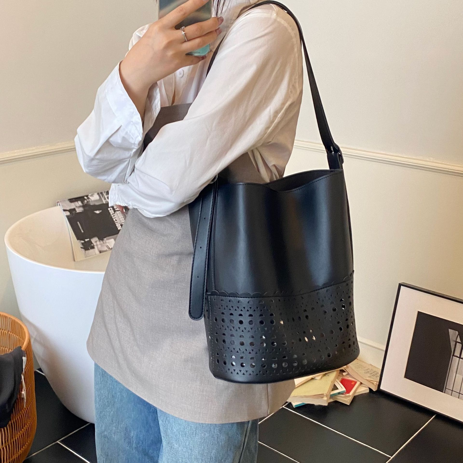designer 2025 New High-End Hollow Large Capacity Tote Bag for Women, Bucket Bag, Commuter Shoulder Bag, Handheld Crossbod